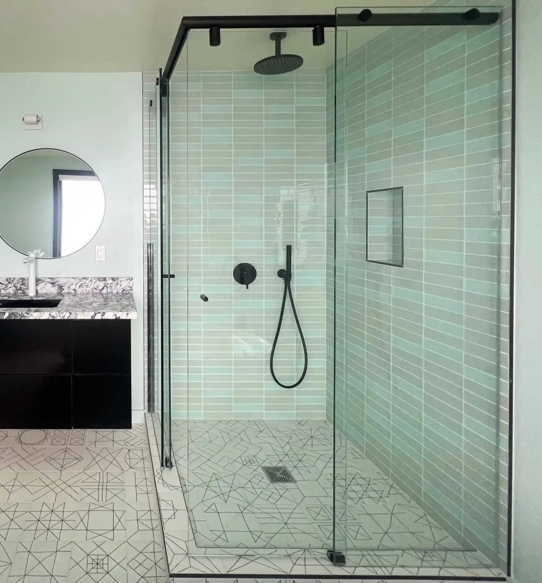 cabina-dus-culisanta-sticla-securizata-design-elegant